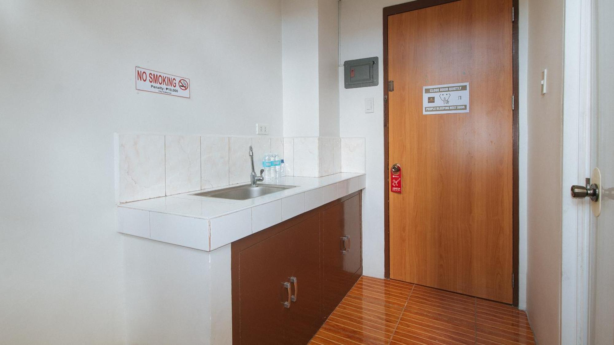 Reddoorz At Goldentown Hotel Davao City Екстер'єр фото